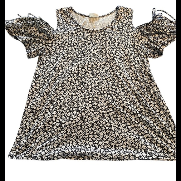Free Kisses Black and White Relaxed Cut Out Blouse - Picture 1 of 3